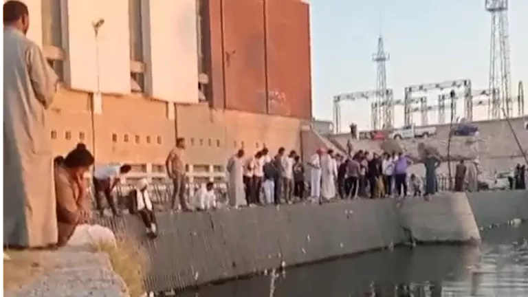 وفاة شخصين بعد سقوط سيارة في ترعة بالإسكندرية وإنقاذ الأب