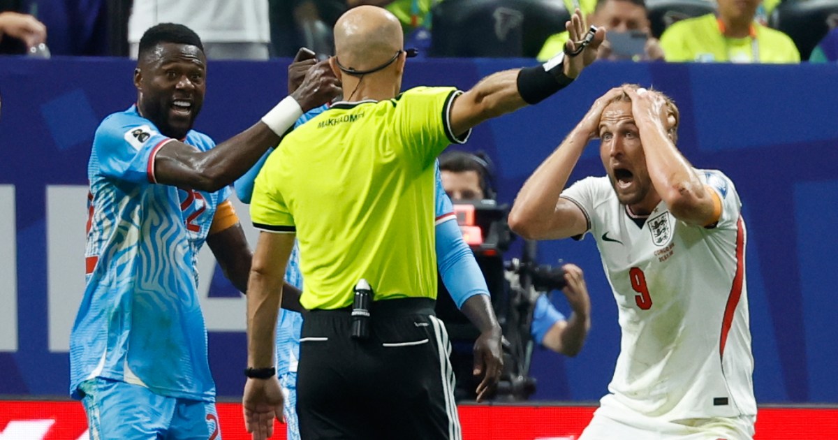 الفيفا يُبقي على 12 حكماً لمرحلة خروج المغلوب في كأس العالم بعد استبعاد عشرات الحكام