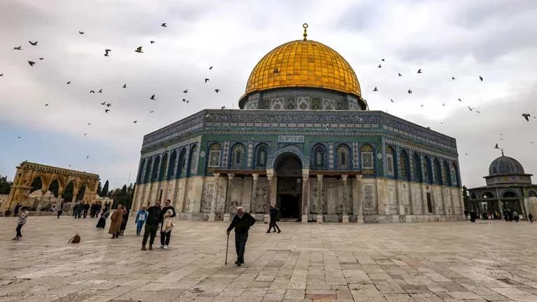 مستوطنون إسرائيليون يقتحمون باحة المسجد الأقصى ويؤدون أناشيد داخله