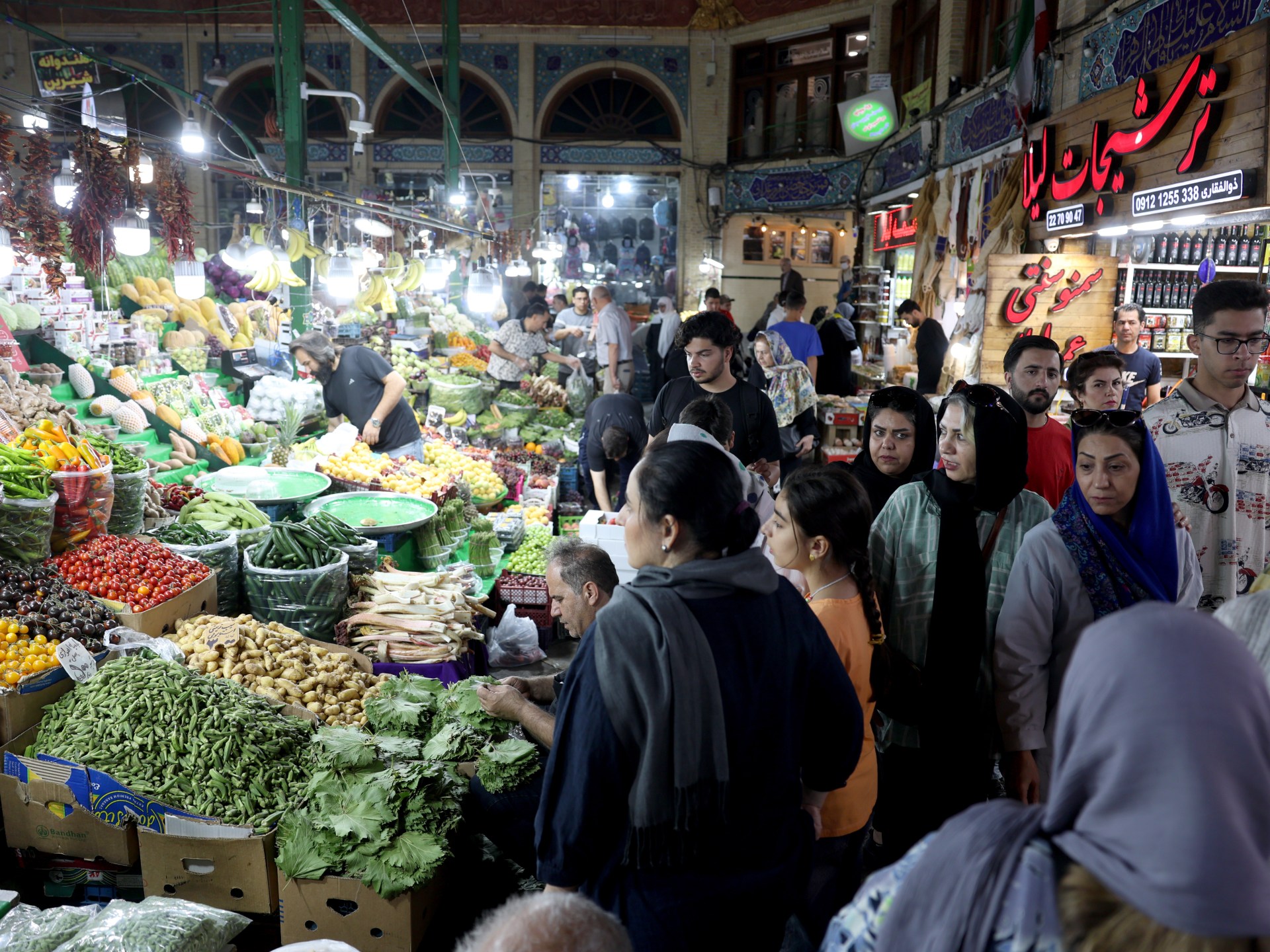 الرئيس الإيراني بزشكيان يأمر بتسريع تمويل استيراد السلع الأساسية