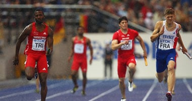 ستيف مولينغز يتفوق على تايسون غاي في سباق 100 متر بفارق ضئيل في دوري الألماس