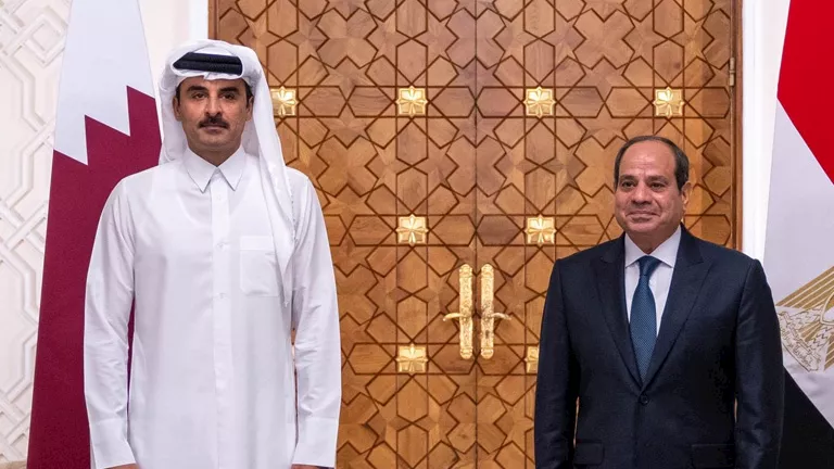 الرئيس المصري السيسي يلتقي أمير قطر في زيارة تعزية بوفاة الأمير السابق