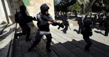 الجيش الإسرائيلي يضرب قائد البحرية لحماس في غزة ويغلق المسجد الأقصى ويعتقل العشرات في الضفة الغربية