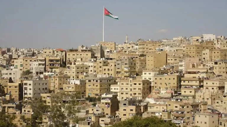إيران تضرب الأردن والبحرين بينما تتبادل واشنطن وطهران إطلاق النار