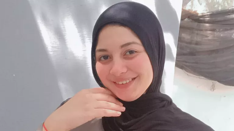 طالبة تخبر رئيس الوزراء المصري عن موازنة العمل والدراسة أثناء جولة في مصنع