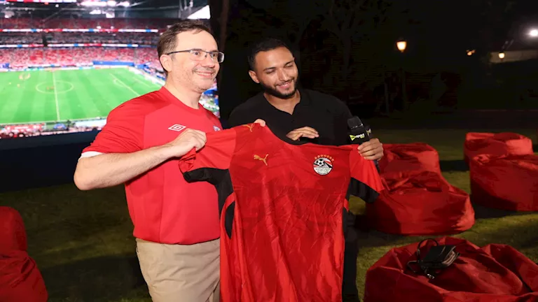 السفير البريطاني في مصر يرتدي قميص المنتخب المصري قبل مباراة إنجلترا والأرجنتين