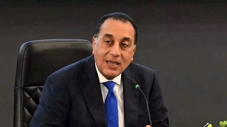 رئيس الوزراء المصري يقول إن الحكومة لن تتسرع في خفض أسعار الوقود رغم تراجع النفط