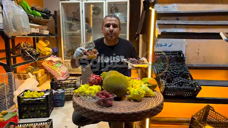 رائد أعمال يبيع الفواكه الاستوائية النادرة بالغرام والقطعة في محافظة الشرقية بمصر