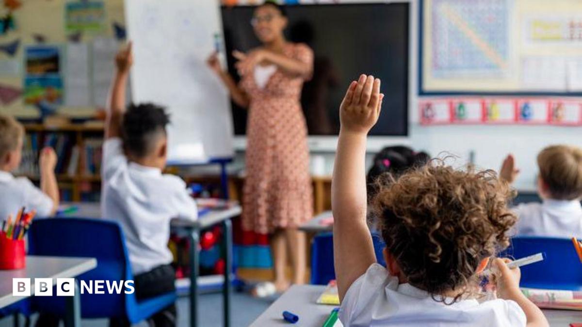 المدارس الإنجليزية تشهد أول انخفاض في حالات الإيقاف عن الدراسة منذ الجائحة وسط حظر جديد للهواتف الذكية وارتفاع دعم ذوي الاحتياجات التعليمية الخاصة