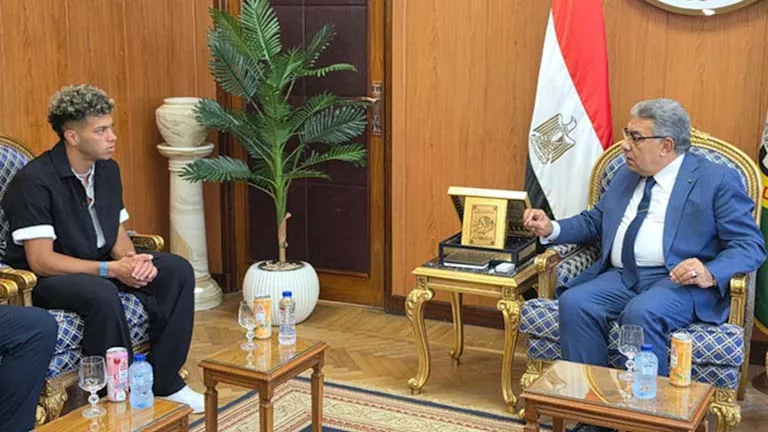محافظ الدقهلية يكرم إمام عاشور لاعب منتخب مصر في كأس العالم