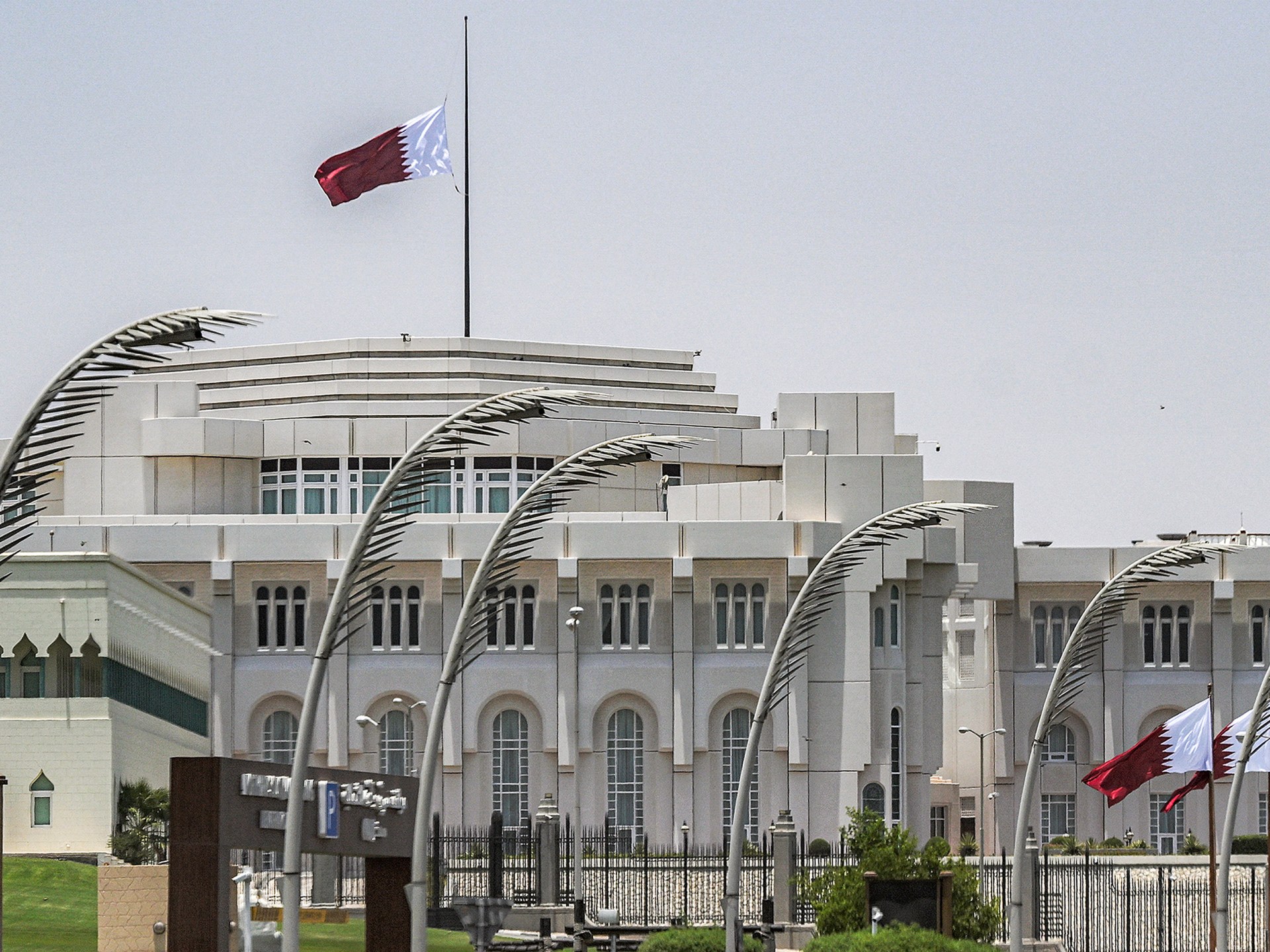 قطر تُنكّس العلم حداداً على وفاة الأمير السابق